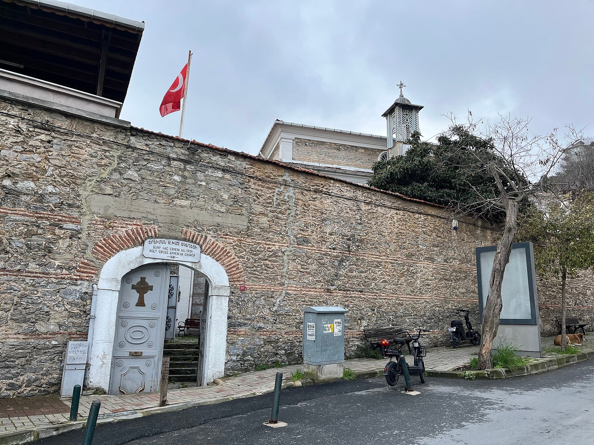 Yerevman Surp Haç Ermeni Kilisesi